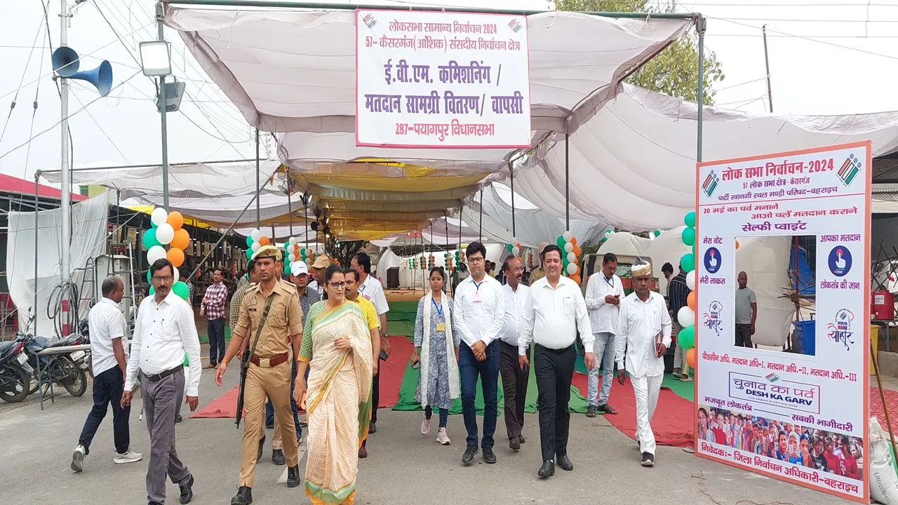 बहराइच: लोकसभा चुनाव के लिए रवाना हुईं पोलिंग पार्टियां, कैसरगंज और पयागपुर में कल होगा मतदान