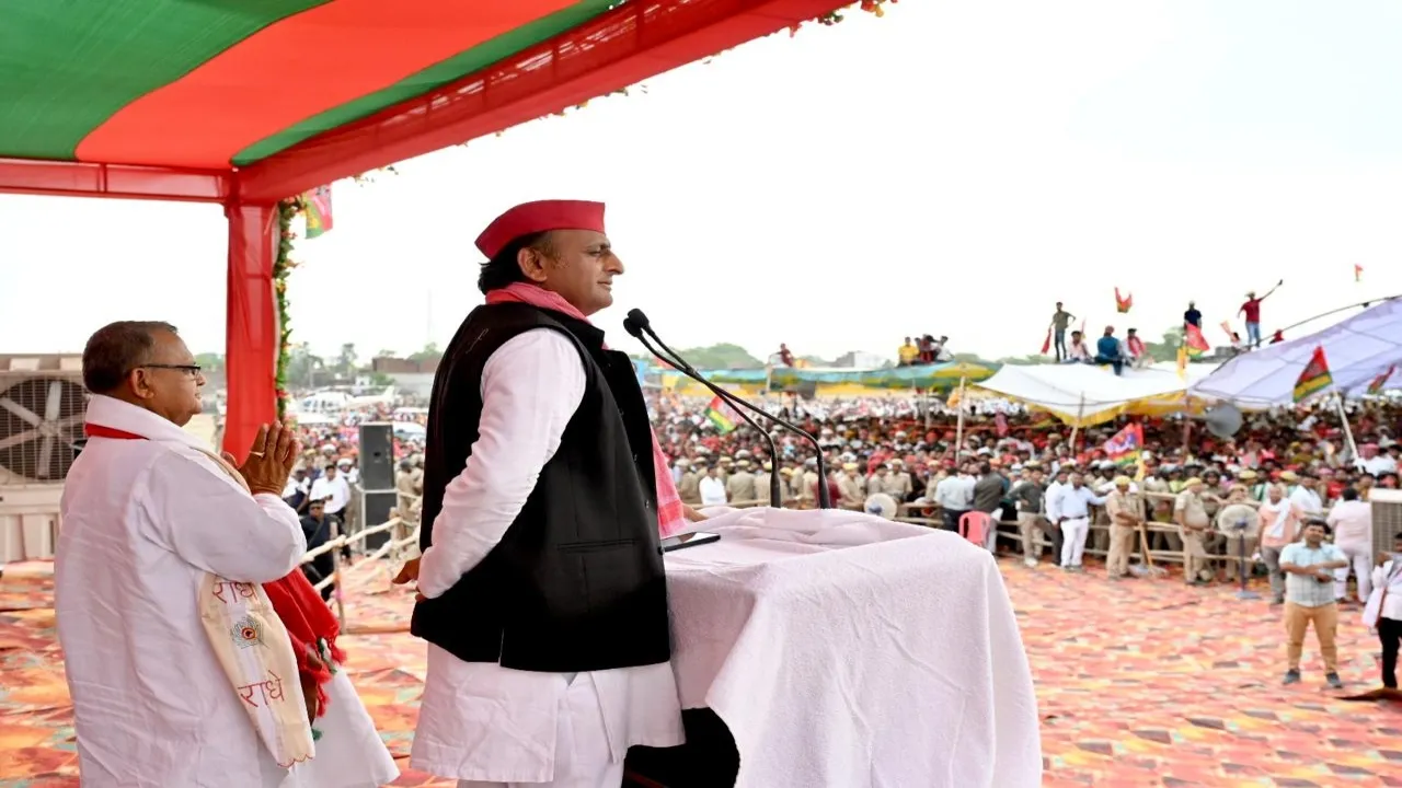 Video: मंच पर थे अखिलेश यादव, तेजी से दौड़ कर आया युवक-देखिये फिर क्या हुआ    