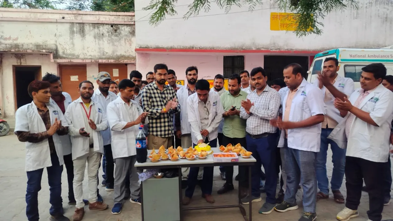 बहराइच: सुरक्षित वाहन चलाकर बचाएं मरीजों के साथ अपनी भी जान, पायलट डे पर एंबुलेंस कर्मियों ने ली शपथ 