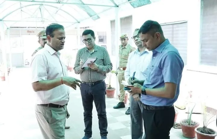 बरेली: वाटर कूलर के पास गंदगी देख बिफरे डीएम...बोले जुर्माना लगाओ