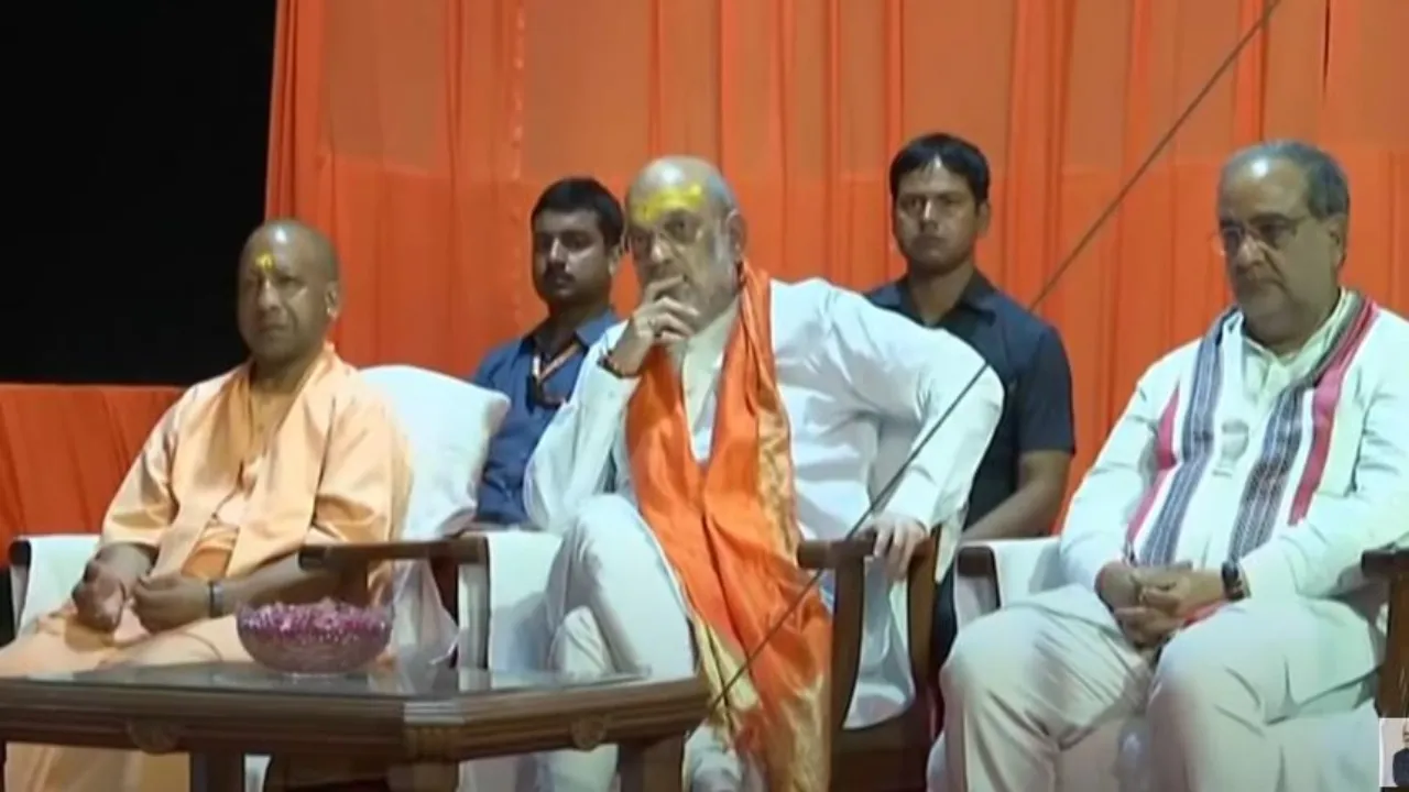 वाराणसी पहुंचे अमित शाह, गंगा आरती में हुए शामिल-CM योगी भी रहे मौजूद 