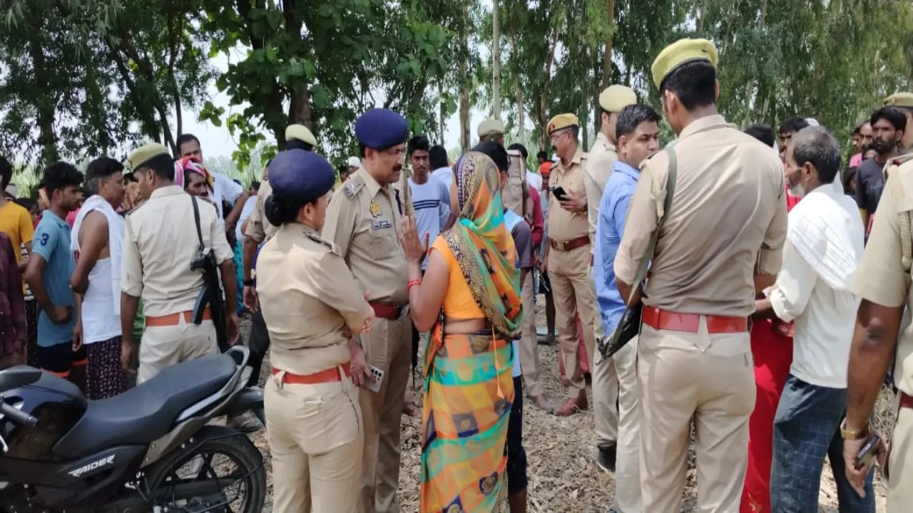 दोनों हाथ की नसें काटकर पेड़ पर लटका दिया युवक का शव, वारदात से गांव में दहशत-मौके पर भारी फोर्स के साथ पहुंचे SP