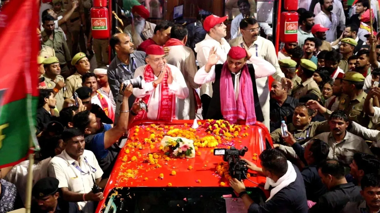 अखिलेश यादव ने किया लखनऊ में रोड शो, समर्थक बोले-नतीजों के बाद आने वाली है PDA सरकार 