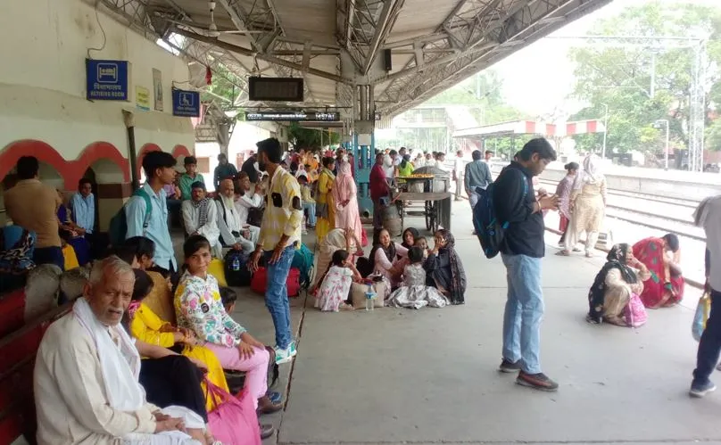 बदायूं: रेलवे स्टेशन पर पानी की किल्लत बरकरार, बोतलें खरीदकर गला तर कर रहे यात्री