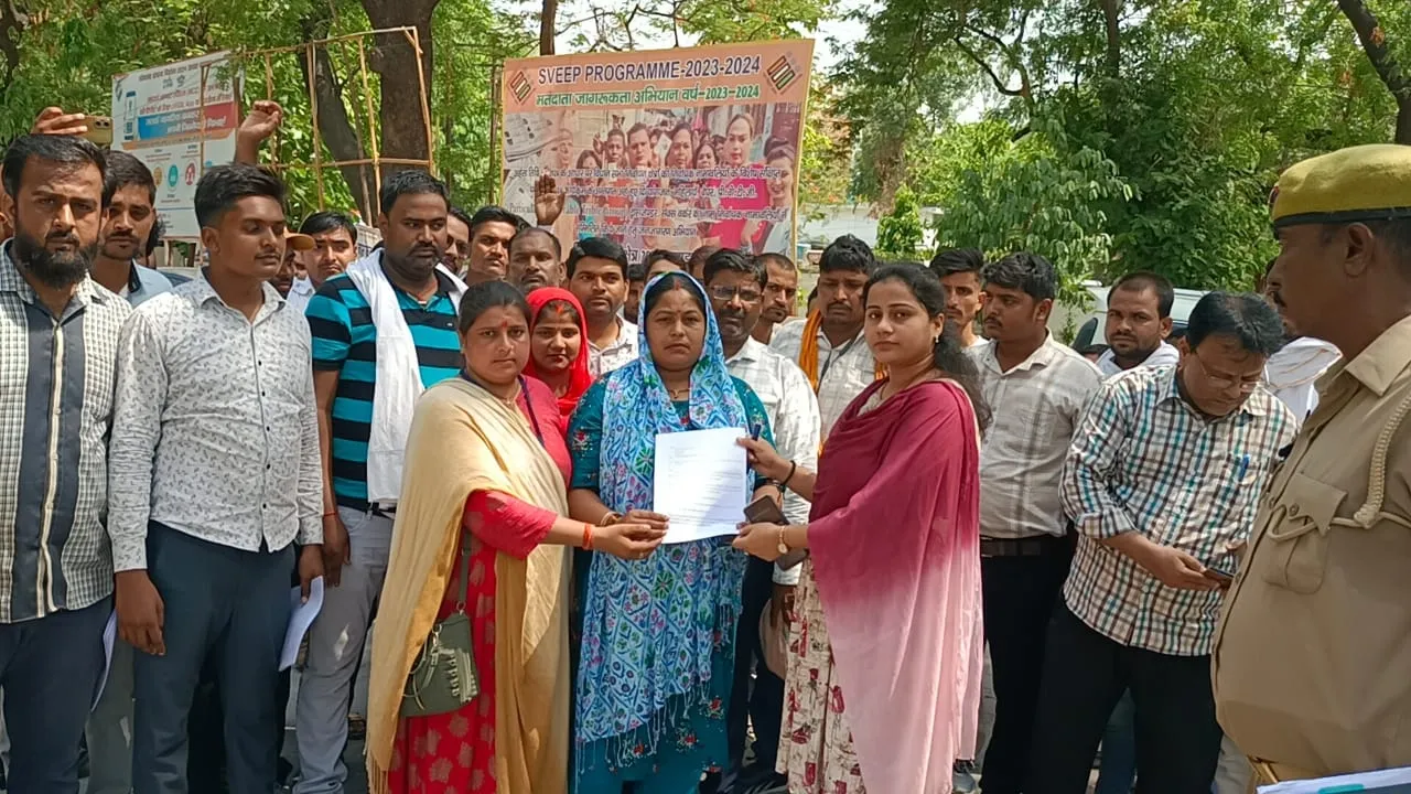 बहराइच: बैंक मित्रों ने कमीशन कम करने का किया विरोध, प्रदर्शन कर सौंपा ज्ञापन 