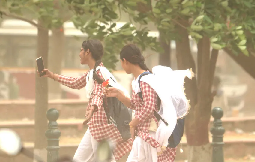 लखनऊ सहित कई जिलों में आंधी के आासार, तेज धूप ने बढ़ाया तापमान, जानिए आगे की कैसी रहेगी स्थिति 