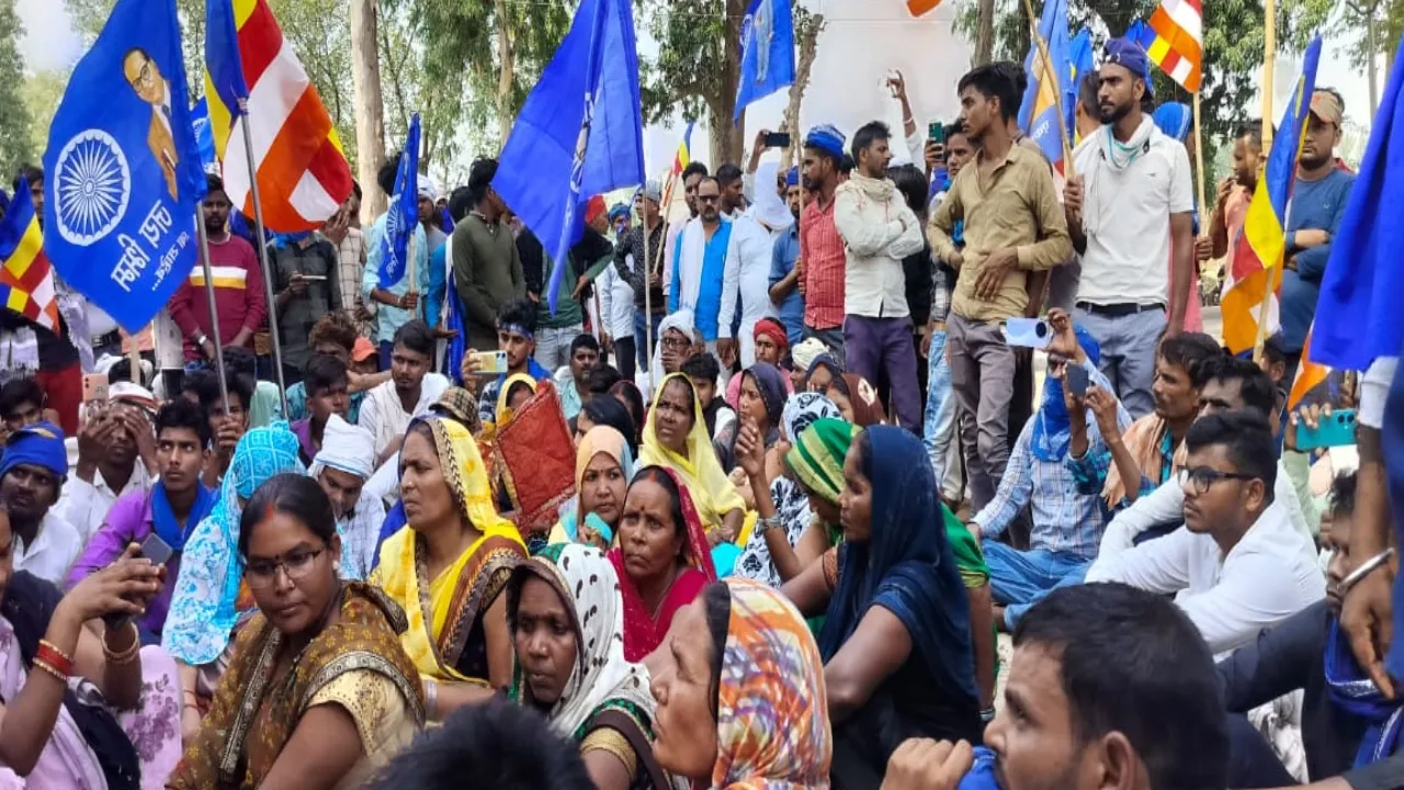 बहराइच: पंचशील का झंडा उतारने के विरोध में हाईवे जाम कर प्रदर्शन,अधिकारी कर रहे बातचीत