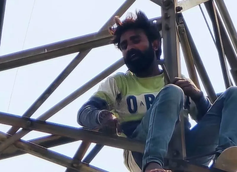 काशीपुर: पत्नी के घर छोड़कर जाने से नाराज युवक चढ़ बैठा टावर में... 