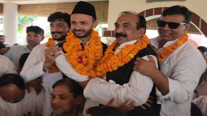 संभल : पौत्र ने खत्म की दादा के जमाने की अदावत, जियाउर्रहमान बर्क पहुंचे इकबाल महमूद के घर