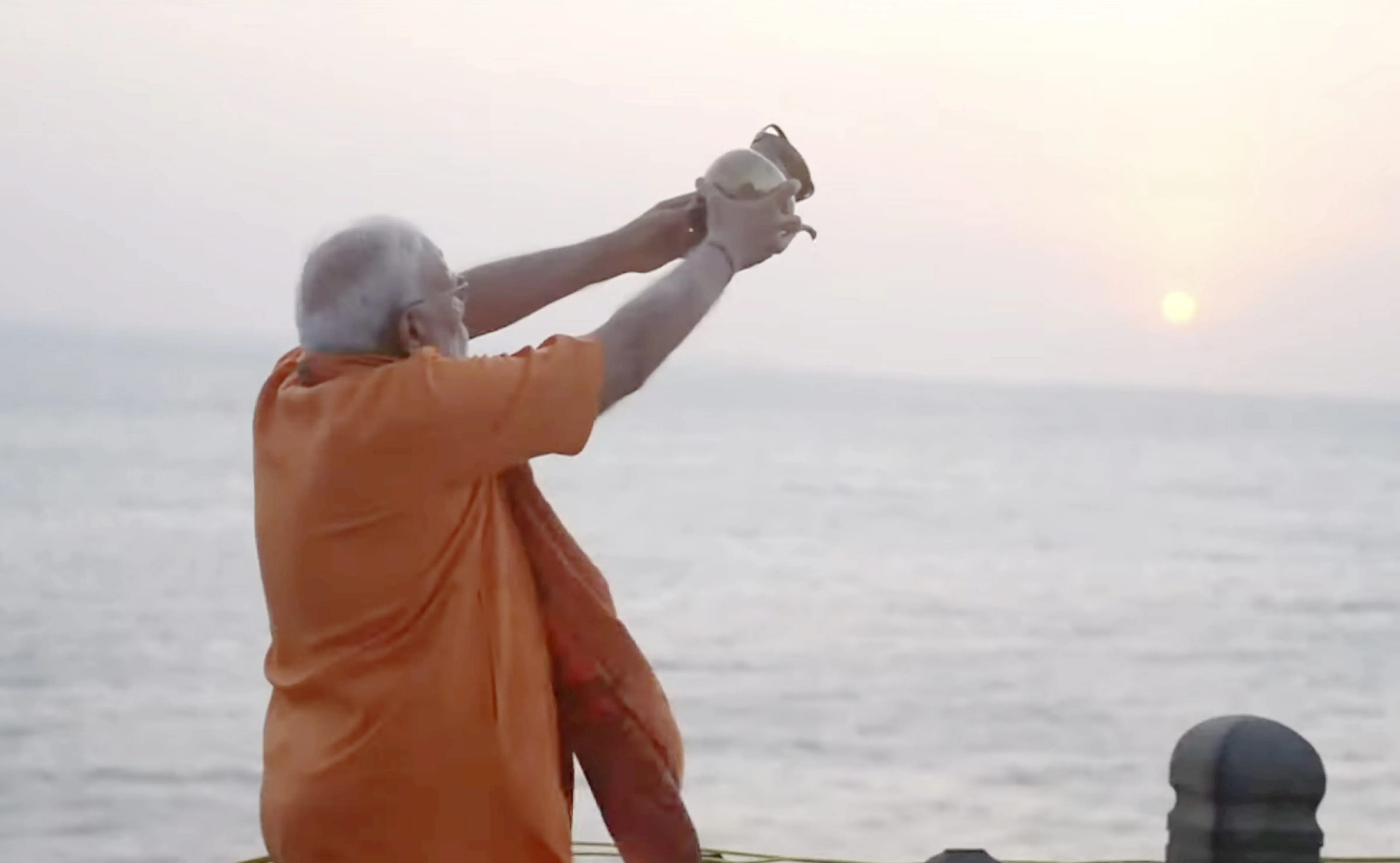 PM मोदी ने अपने ध्यान के दूसरे दिन विवेकानन्द रॉक मेमोरियल में सूर्य को दिया अर्घ्य, देखें वीडियो 