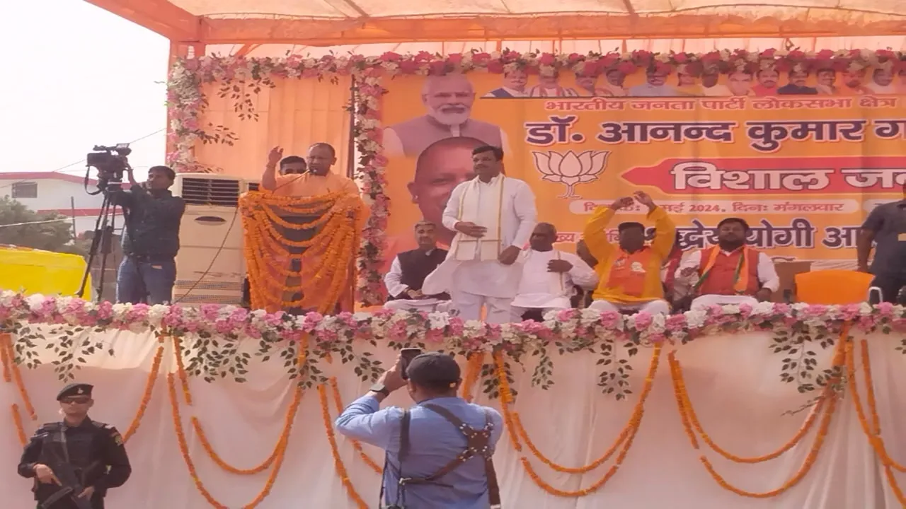 बहराइच में सीएम ने किया विपक्ष पर प्रहार, कहा- सपा ने युवाओं के हाथ में तमंचा और हमने पकड़ाया टैबलेट