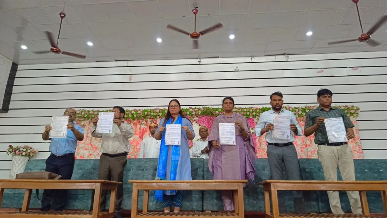 गोंडा: 2726 पोलिंग बूथों पर तैनात किए गए वालंटियर्स, वोटिंग के लिए बांटेंगे मनुहार पत्र, डीएम ने किया विमोचन