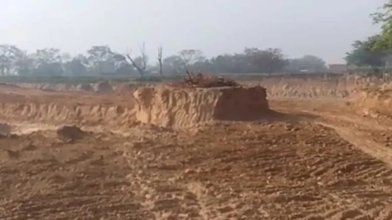 रायबरेली: राजस्व विभाग ने की बड़ी कार्रवाई, अवैध खनन में लगे तीन डंफर सीज, पोकलैंड लेकर भागा चालक