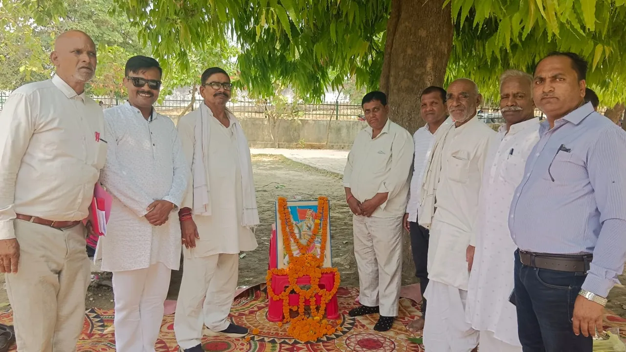 गोंडा: महाराणा प्रताप की मूर्ति पर सपा का झंडा लगाने पर भड़की क्षत्रिय युवा वाहिनी, बताया देशद्रोही, कहा- चुनाव में हो जायेगा सूपड़ा साफ 