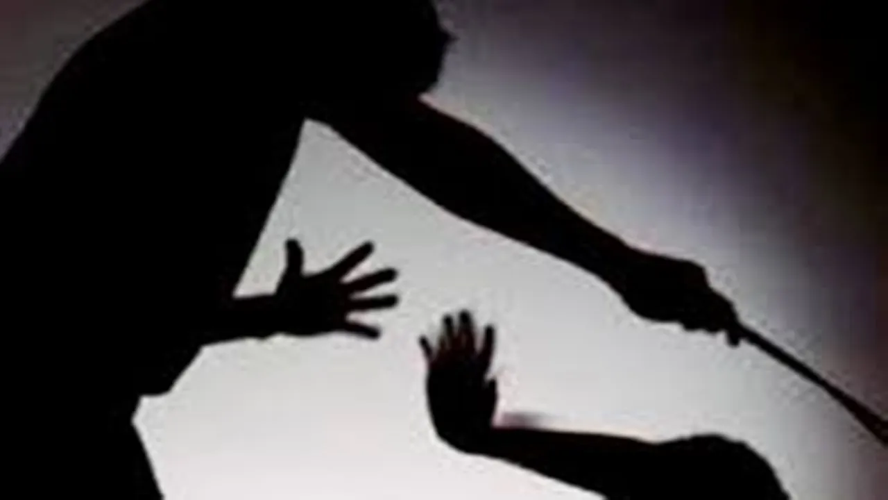  बाराबंकी: होमवर्क पूरा न होने पर शिक्षिका ने छात्रा से लगवाईं 800 उठक-बैठक, छड़ी से पीटा, पैरों में आई सूजन, डीएम से शिकायत