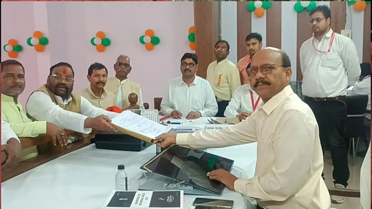 Swami Prasad Maurya: स्वामी प्रसाद मौर्य ने किया नामांकन, कहा- मुझे कुशीनगर की जनता पर विश्वास है