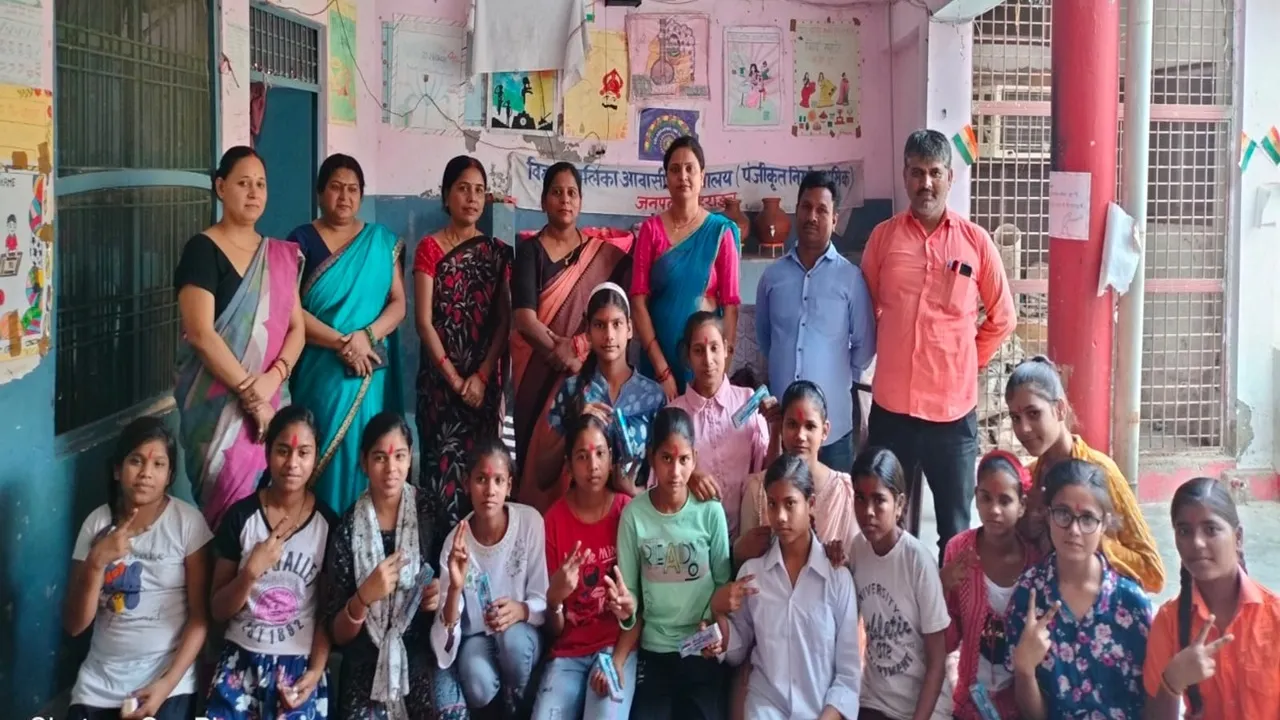 बहराइच: अटल आवासीय विद्यालय में 15 बच्चों का हुआ चयन, मिठाई खिलाकर किया सम्मानित