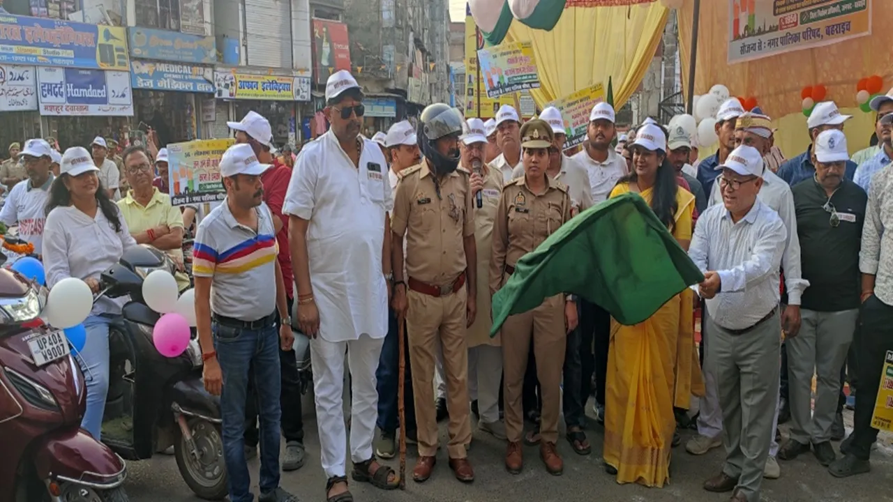 बहराइच: मतदान करने के साथ दूसरों को भी करें प्रेरित, मतदाता जागरुकता बाइक रैली को सामान्य प्रेक्षक ने दिखाई झण्डी