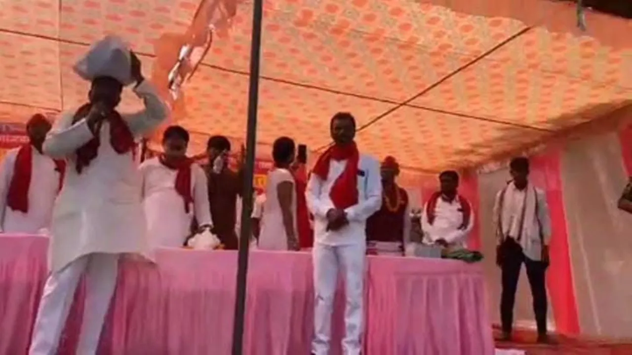 कन्नौज: जूते-चप्पल की पोटली सिर पर रख पूर्व मंत्री सुधाकर ने दिलाई शपथ, बोले- आप लोगों के चरणों की धूल सिर पर रख दिलाऊंगा न्याय