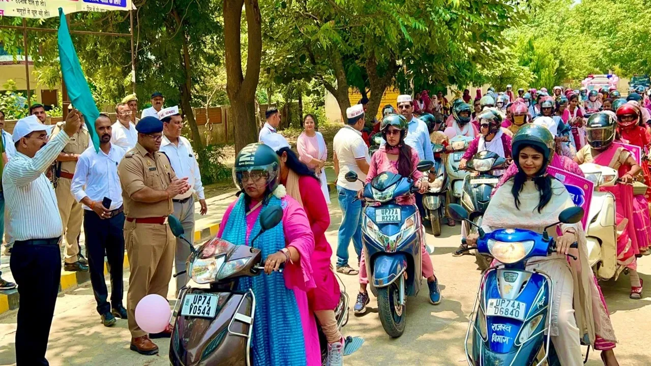 कन्नौज: प्रशिक्षु आईएएस व बीएसए ने स्कूटी रैली से जगाई मतदान की अलख