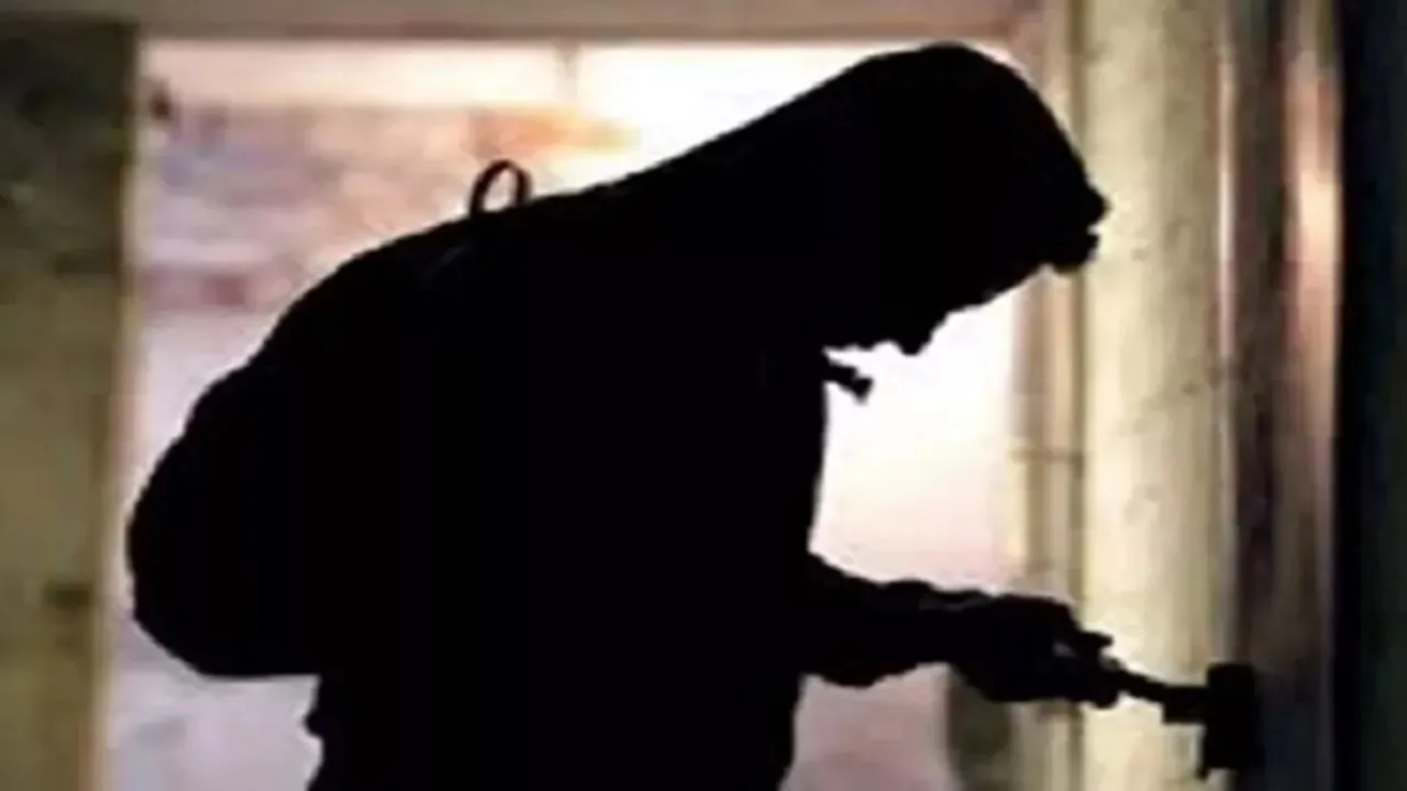 प्रयागराज: बंद मकान से चोरों ने एक लाख की नकदी समेत लाखों रुपए के जेवरात किए पार  