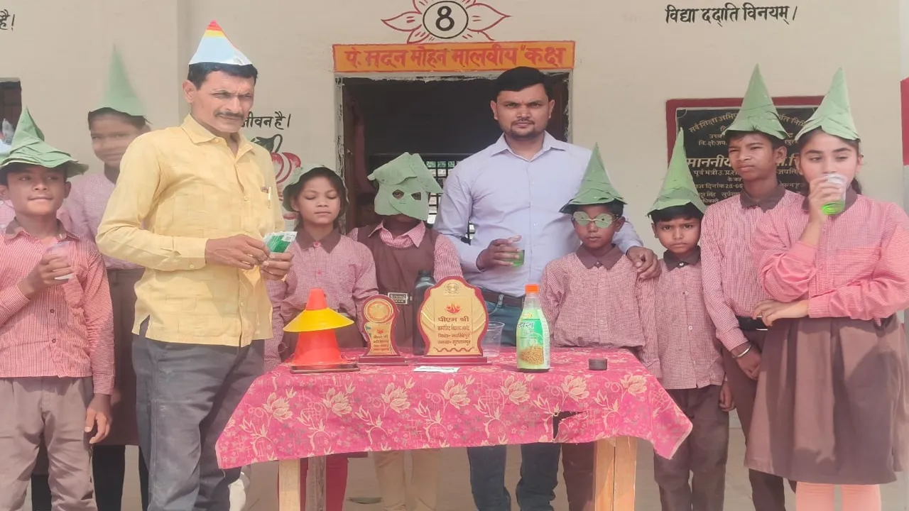 सुलतानपुर: परिषदीय विद्यालय के बच्चों को पिलाया गया ओआरएस घोल, किया जागरूक