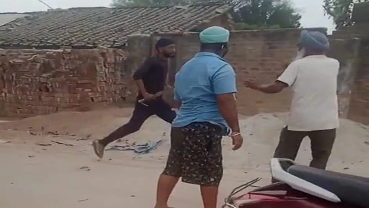 बहराइच: निर्माण के लिए ईंट मंगवाया तो युवक ने तलवार लेकर दौड़ाया, देखें वीडियो