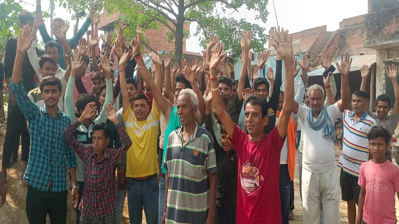 सड़क नहीं तो वोट नहीं.., मिश्रिक लोकसभा सीट के बूथ संख्या 138 पर मतदाताओं ने किया मतदान का बहिष्कार  