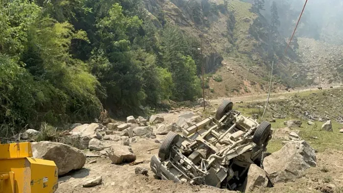 उत्तरकाशी: गंगोत्री हाईवे के पास चट्टान टूटी, कई दबे, अभी तक एक की मौत की पुष्टि