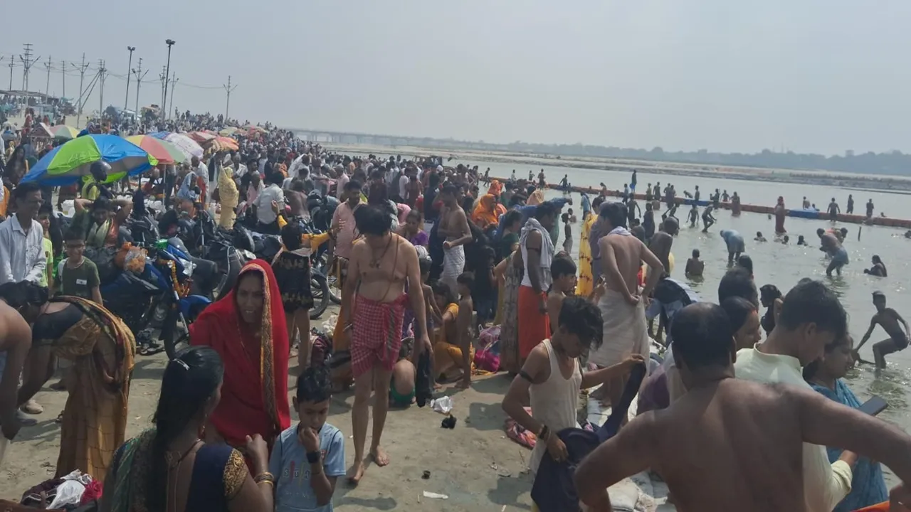 बुद्ध पूर्णिमा स्नान: गंगा में श्रद्धालुओं ने लगाई अस्था क़ी डुबकी, किया दान-पुण्य