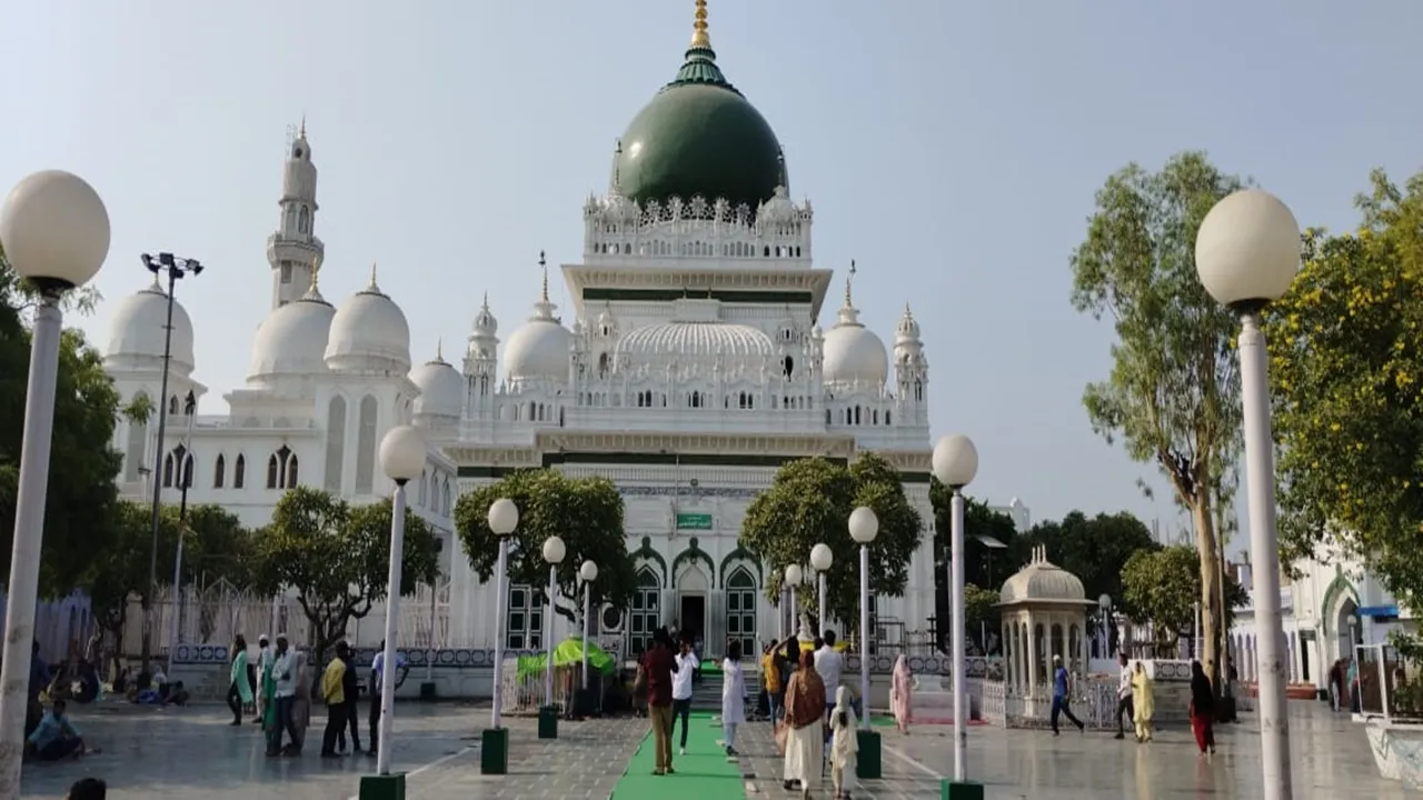 Deva Sharif: भीषण गर्मी से कम हुई देवा शरीफ में जायरीनों की संख्या, शिरीनी की दुकानों पर पसरा सन्नाटा