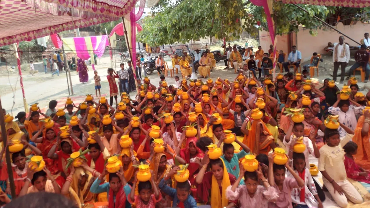 बहराइच: कलश यात्रा निकाल महिलाओं ने की लोक कल्याण की कामना