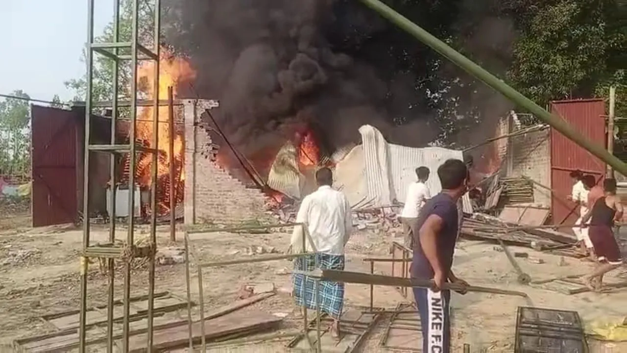 बहराइच: टेंट के गोदाम में लगी आग, 20 लाख से अधिक का नुकसान