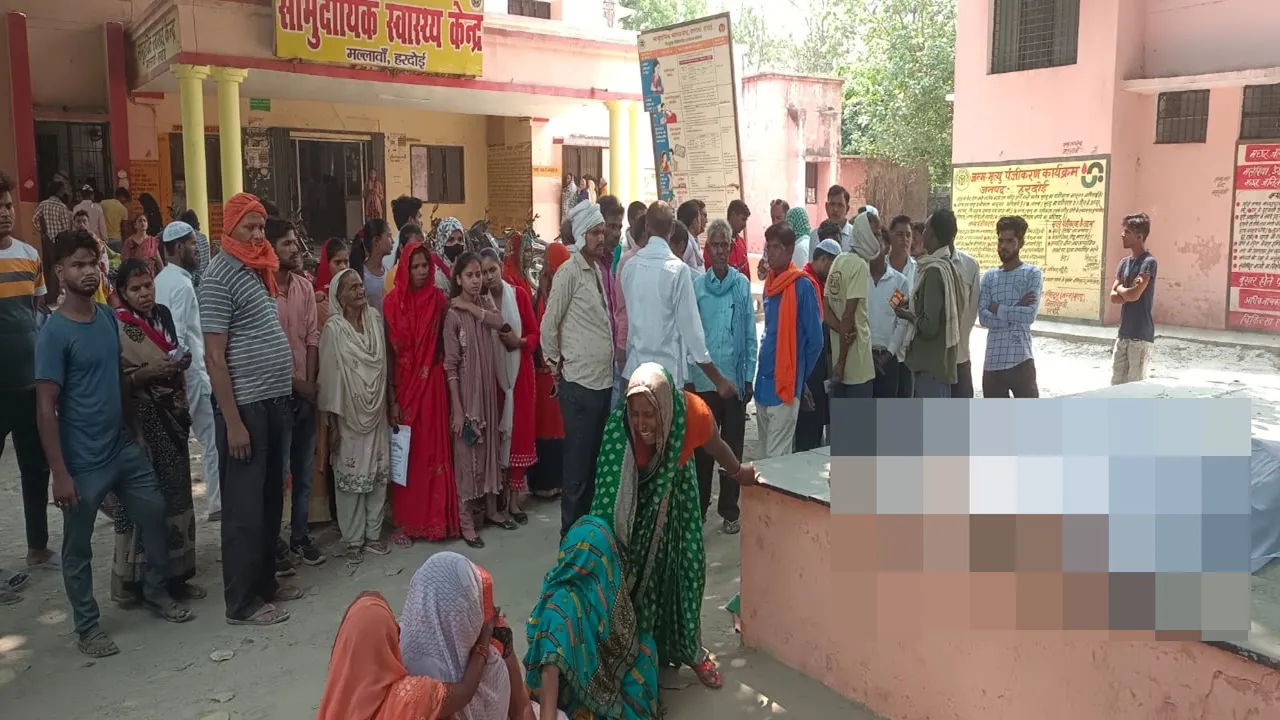 हरदोई में भीषण हादसा: ट्रक से कुचल कर 3 मोपेड सवारों की दर्दनाक मौत, परिजनों में कोहराम