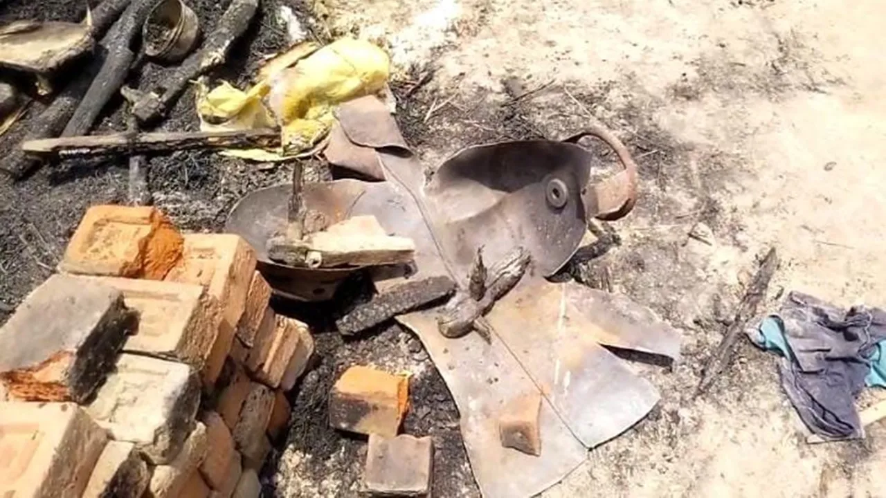 अमेठी: खाना बनाते समय गैस सिलेंडर में विस्फोट, बाल-बाल बचे लोग, लाखों का नुकसान