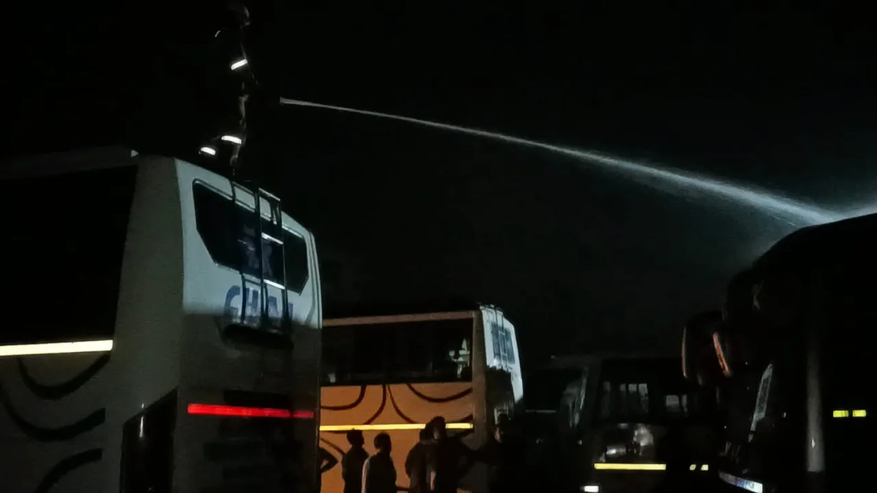 बहराइच में सड़क पर खड़ी बस में लगी आग, अयोध्या के लिए होना था रवाना 