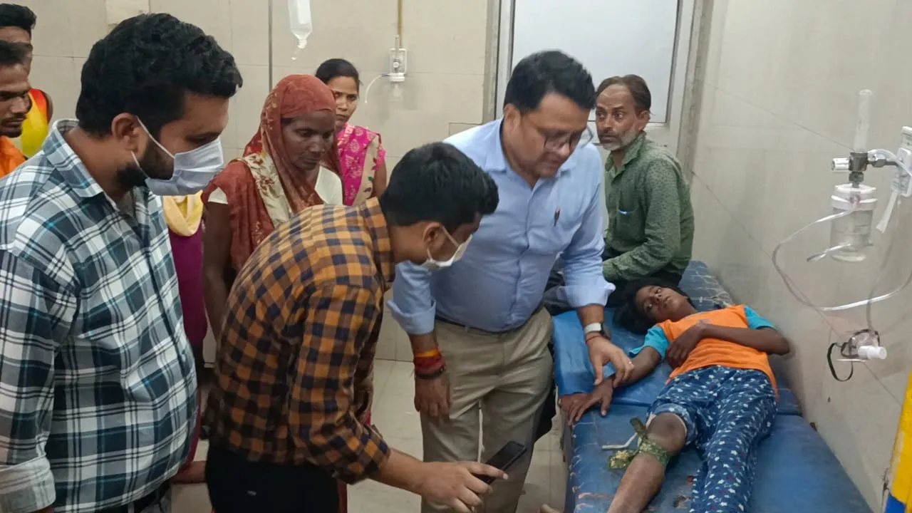बहराइच में खाना बना रही बालिका को सर्प ने काटा, परिजनों ने सांप को पकड़ा-ले गए मेडिकल कॉलेज 
