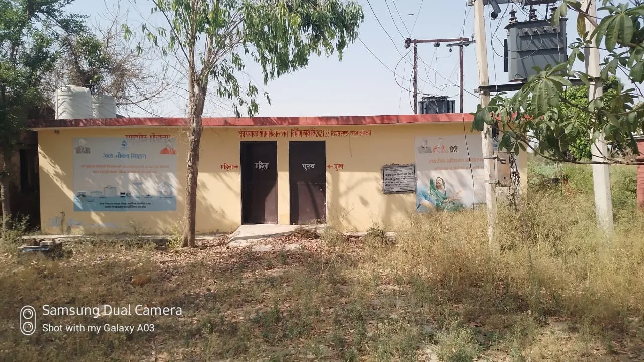 अयोध्या: नौ लाख की लागत से बना सुलभ शौचालय दो साल से बंद, अंदर सब कुछ टूटा फूटा, बाहर झाड़ियां फैली