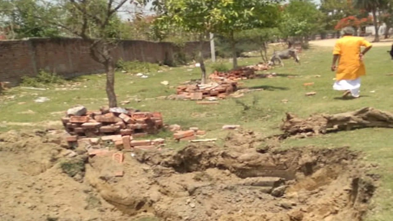 बाराबंकी: मेमो लिए बिना सैलानी माता मंदिर  की जमीन पर चला दी जेसीबी, ग्रामीणों में रोष