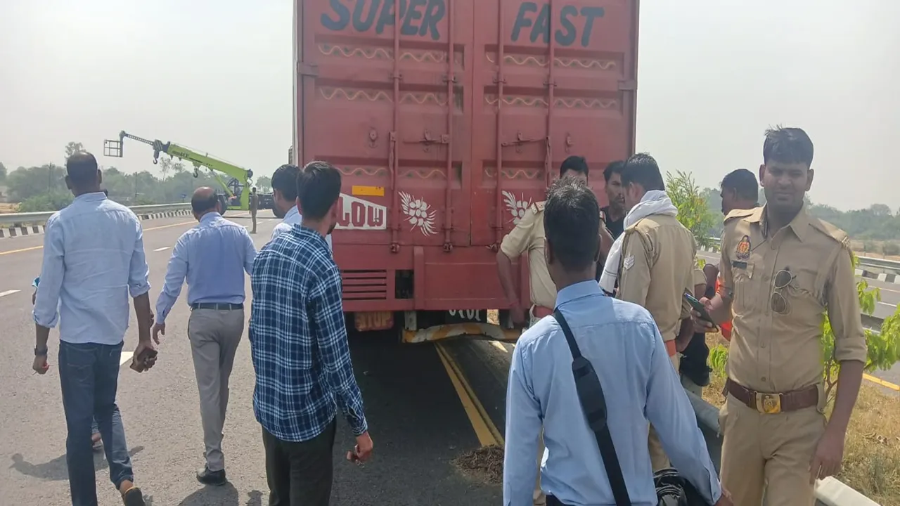 सुलतानपुर: फिर पकड़ा गया पूर्वांचल एक्स्प्रेस वे पर पशुओं से भरा कंटेनर, जांच में जुटी पुलिस 