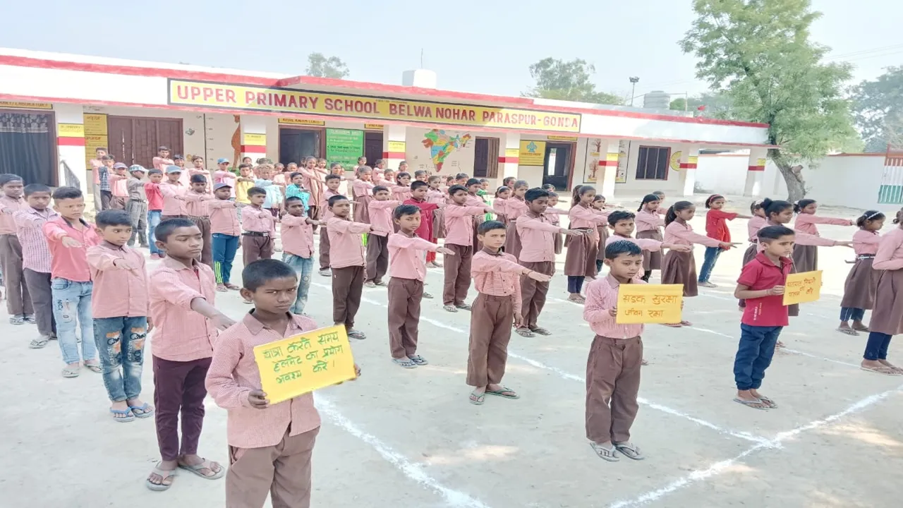 गोंडा: स्कूली बच्चों ने पोस्टर के जरिए सड़क सुरक्षा के प्रति किया जागरूक