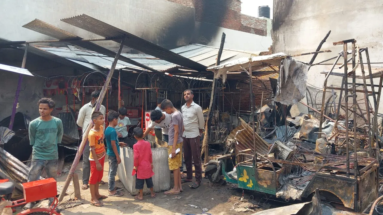 पीलीभीत: आइसक्रीम एजेंसी में लगी भीषण आग, 24 फ्रीजर, 18 ठेली समेत लाखों का नुकसान 