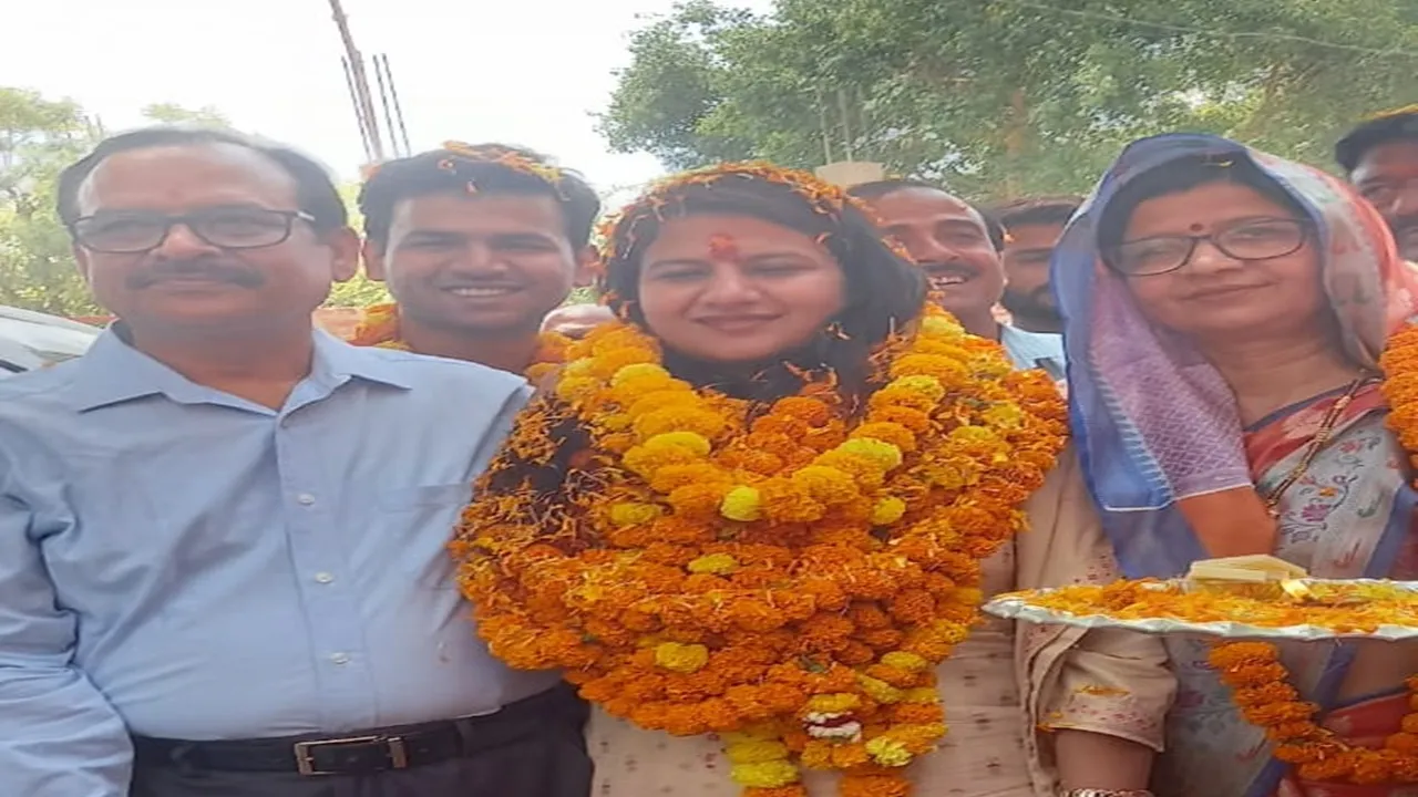 IAS बनने के बाद पहली बार गांव पहुंची बेटी का ग्रामीणों ने किया भव्य स्वागत, जाह्नवी दुबे के पिता ने बोले- बेटिया ने पूरा किया सपना