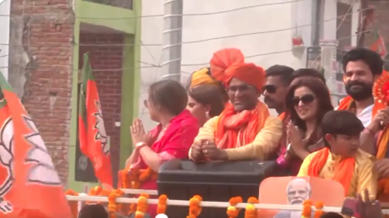 आम्रपाली दुबे और अक्षरा सिंह के साथ आजमगढ़ में  'निरहुआ' ने किया रोड शो,  कहा- अबकी बार 400 पार