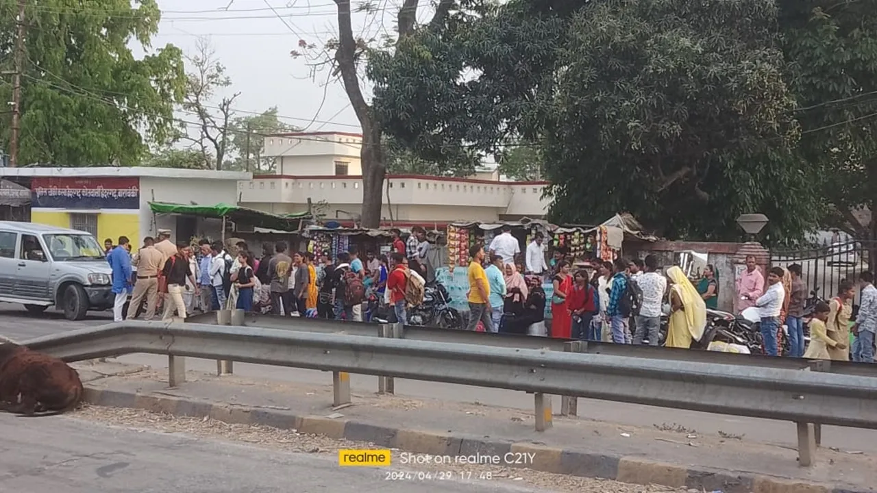 बाराबंकी: स्टेशन पर नहीं आती बसें, सड़क पर घंटों खड़े रहते हैं यात्री, लगता है भयंकर जाम