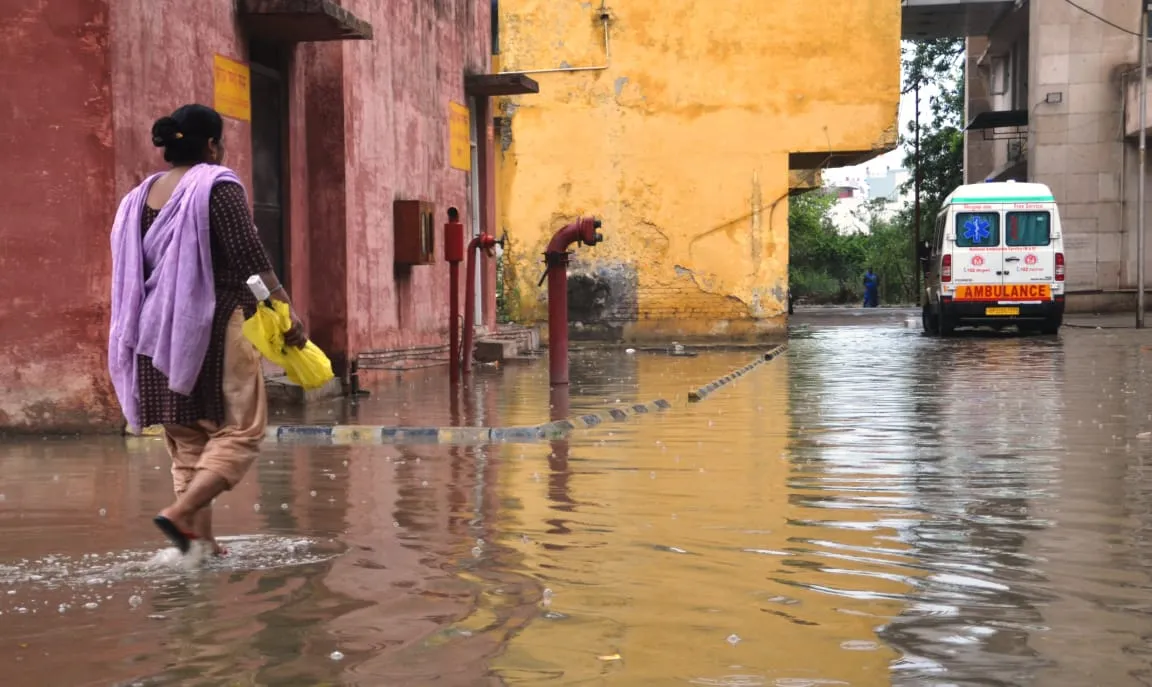 पीलीभीत: मेडिकल कॉलेज की MCH विंग का हाल, हैंडओवर करते वक्त बरती लापरवाही...खामियाजा भुगत रहे मरीज और स्टाफ 