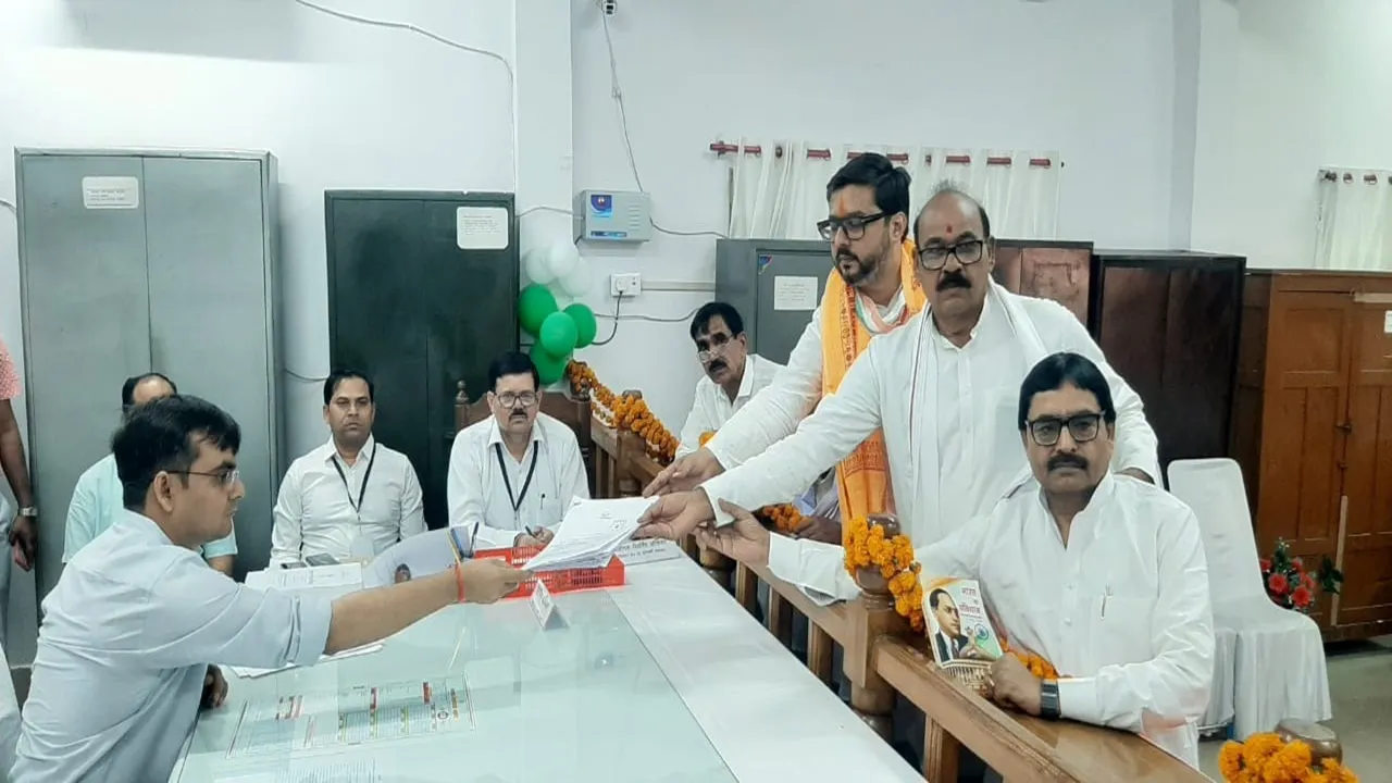 बाराबंकी: हाथों में संविधान और गले में रामनामी अंगौछा डालकर नामांकन करने पहुंचे तनुज पुनिया, खुद को बताया असली रामभक्त
