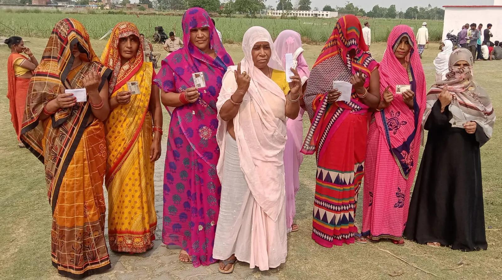 लखीमपुर खीरी में सुबह बारिश ने मतदान रोका, कई जगह ईवीएम ने दिया धोखा 