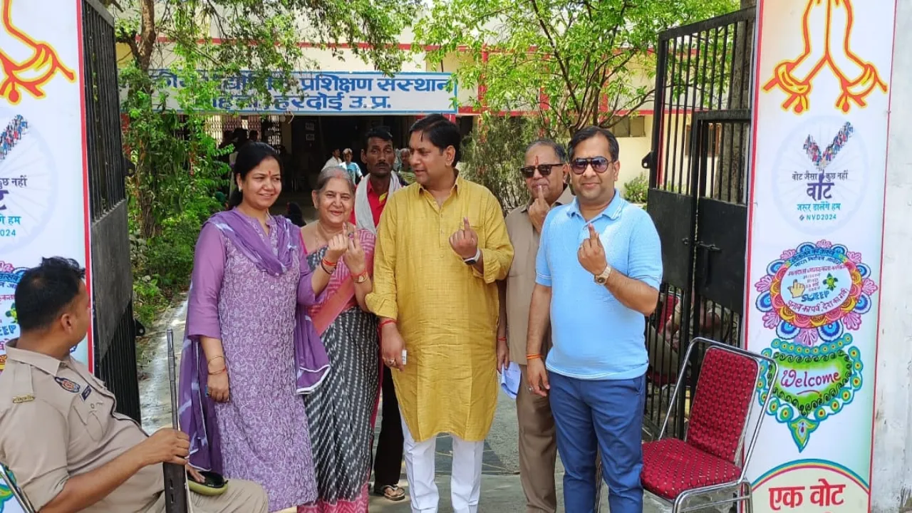 हरदोई के उद्यमी सजीव अग्रवाल ने परिवार के साथ किया मतदान, कहा-सभी को देना चाहिए वोट  