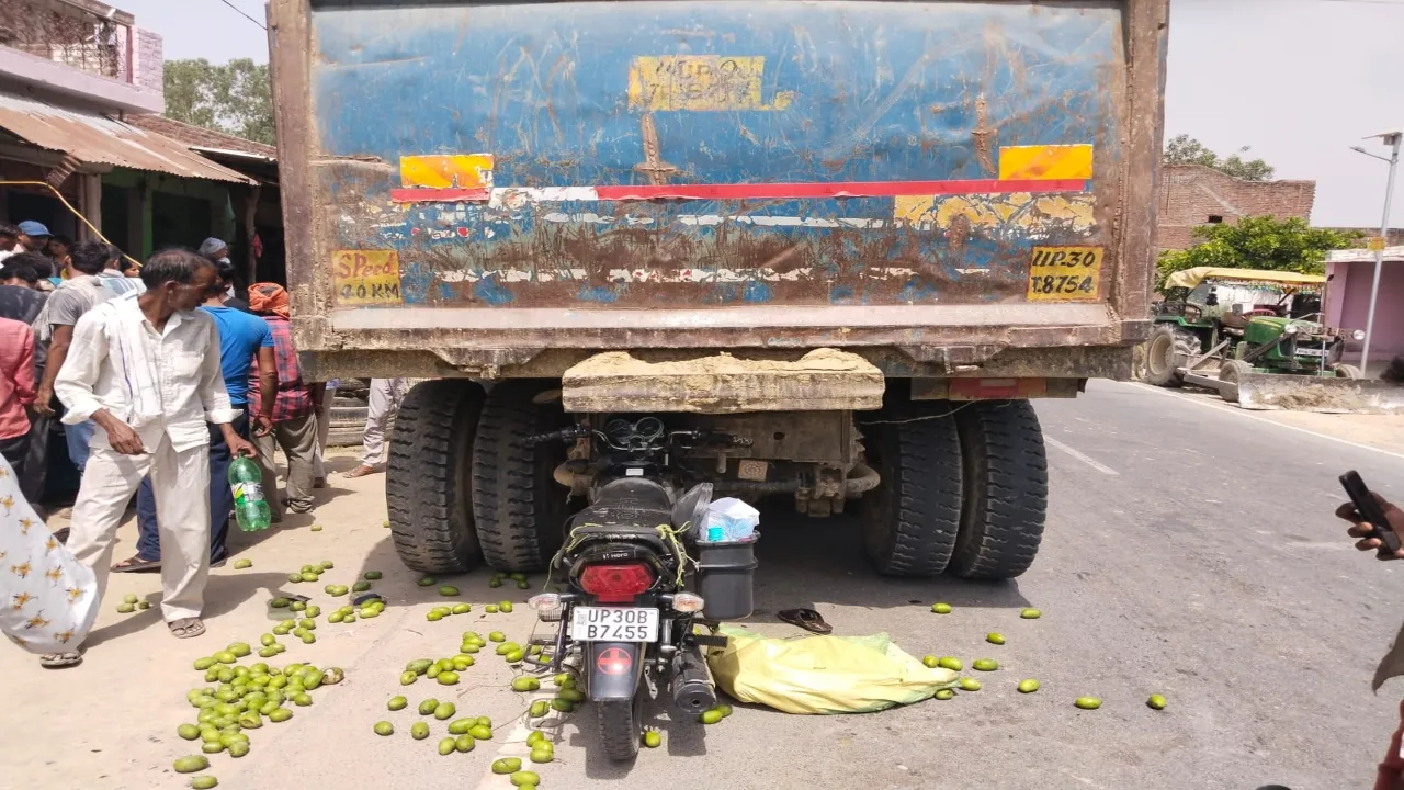 शाहाबाद में सड़क किनारे खड़े डंपर में घुसी बाइक, युवक की मौत 